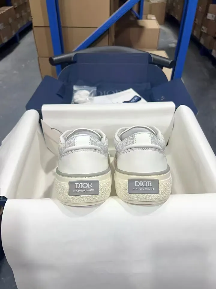 👟👟Ex-factory price 560👟👟 𝐃𝐢𝐨𝐫 𝐱 𝐒𝐭𝐨𝐧𝐞 𝐈𝐬𝐥𝐚𝐧𝐝 𝐁𝟯𝟯 Dior co-branded Stone Island new casual sports shoes Skateboard shoes 111111111 This B33 sneaker comes from the DIOR AND STONE ISLAND limited series. It is a new interpretation of the classic tennis shoe. The fashionable silhouette highlights the heavy texture. The black-dyed cotton has a delicate wash and soft texture, and is finished with the classic Oblique print on the sides, paying homage to the exceptional craftsmanship of the exclusive collaboration. The tongue is embossed with the Dior signature, while cannage panels on the front, DIOR AND STONE ISLAND signature on the back and insole. The rubber outsole features the Dior Oblique pattern, while a contrasting Dior 30 Avenue Montaigne signature on the rear adds style. It can add a modern touch to various casual looks, and can also be matched with other DIOR AND STONE ISLAND items. Exquisite packaging at the delivery counter🛍📦 Customized cowhide material, sheepskin lining, original molded outsole Size: 35-45